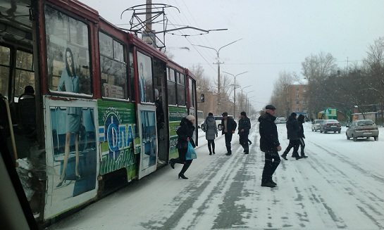 Пешеходы идут к трамваю