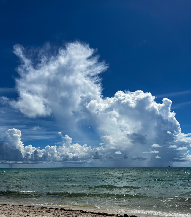 Майами бич облака и вода