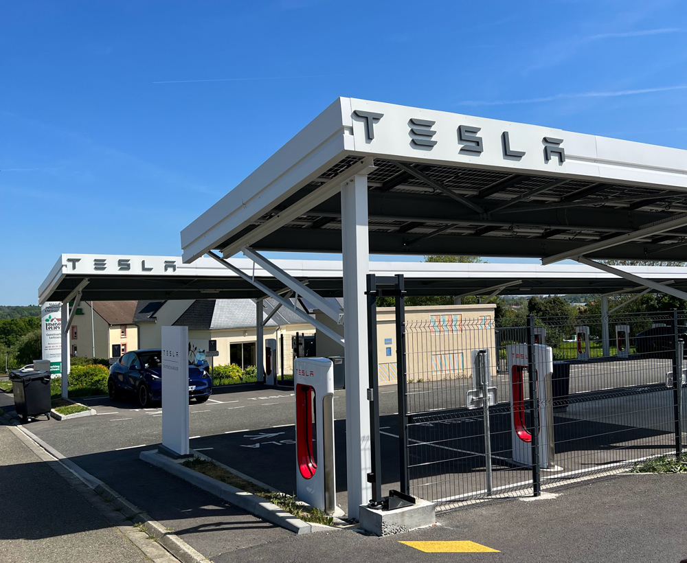  Tesla Model 3 Supercharger