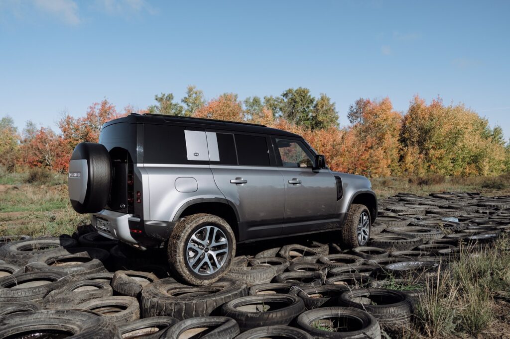Land Rover Defender - тест-драйв камни