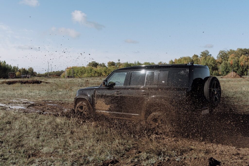 Land Rover Defender - тест-драйв грязь