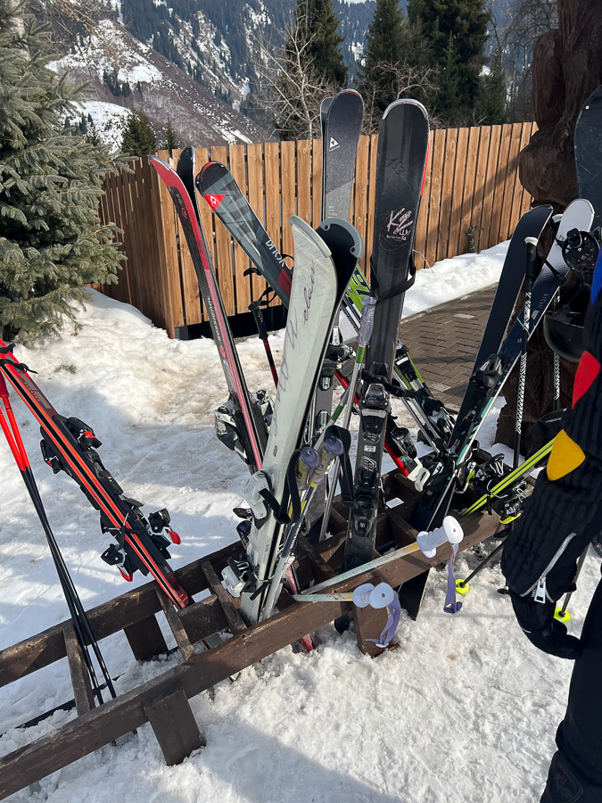Возле кафе нет нормальных стоек для лыж, приходится втыкать их в снег. 